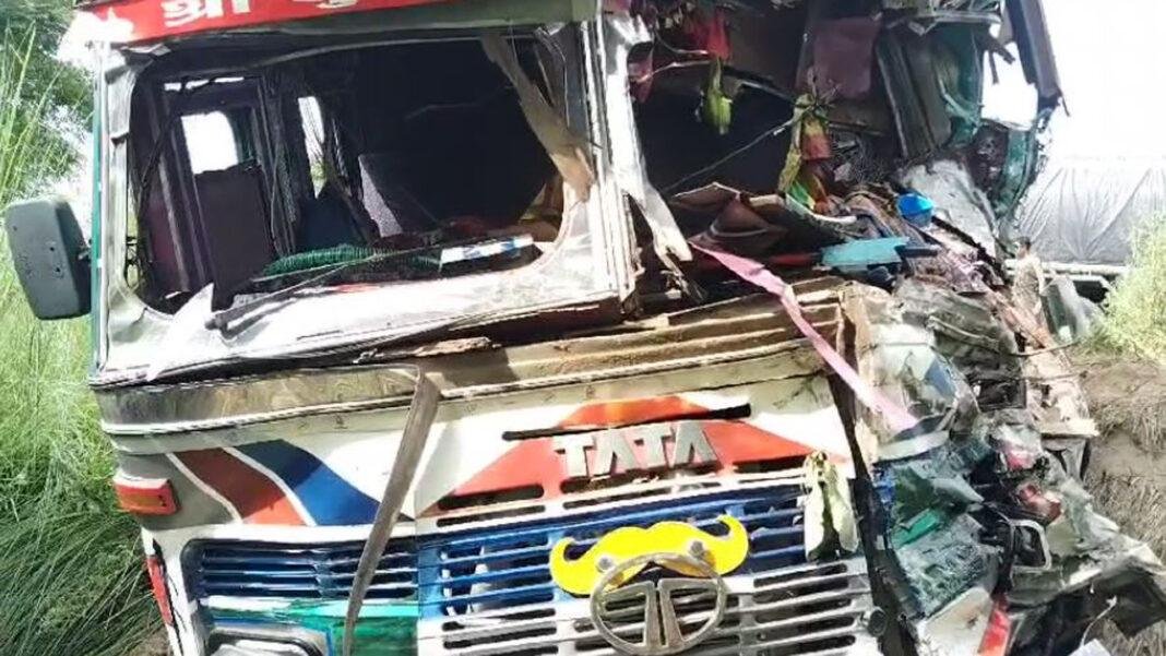 तेल टैंकर और ट्रक के बीच भीषण टक्कर, 2 घायल