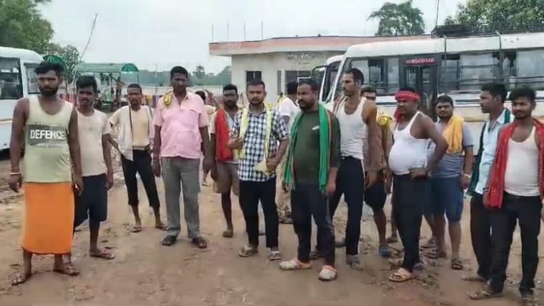बख्तियारपुर जंक्शन के पास बस कंडक्टर के साथ मारपीट, नाराज चालकों ने बंद कर किया प्रदर्शन