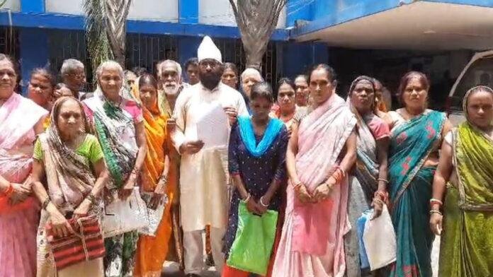 ग्राहकों के रुपए का गबन करने और कूड़े की समस्या को लेकर DM के पास पहुंचे ग्रामीण