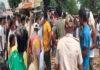 बिजली और पानी के लिए सड़क को किया जाम, आश्वासन के बाद मानें ग्रामीण