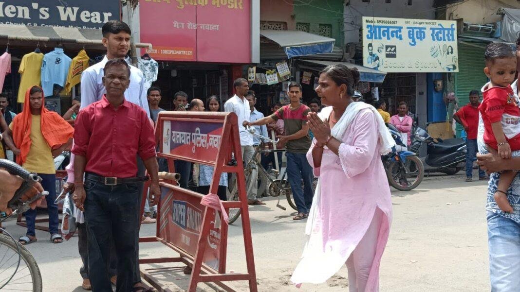 बेटे की बरामदगी को लेकर महिला ने किया सड़क जाम