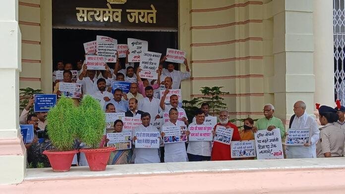 सरकार के खिलाफ विपक्ष के तमाम विधायकों ने खोला मोर्चा