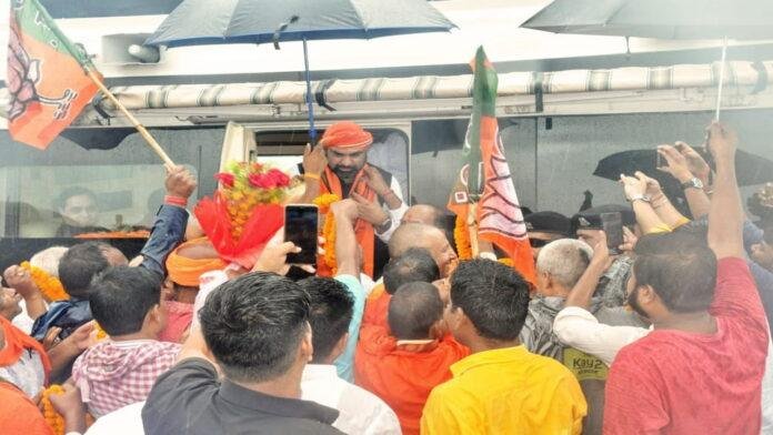 Breaking : अयोध्या के लिए रवाना हुए सम्राट, कल उतारेंगे पगड़ी