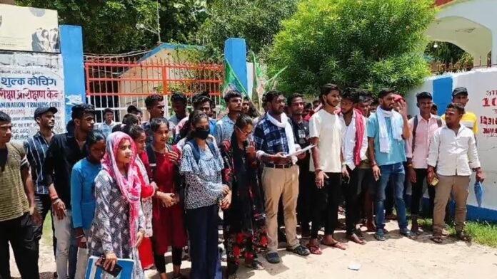 महाविद्यालय में भ्रष्टाचार को लेकर छात्र RJD नेता का आंदोलन