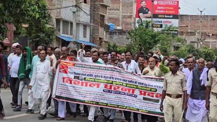 सरकार के जमीन अधिग्रहण संबंधी नीति के विरोध में धरना प्रदर्शन