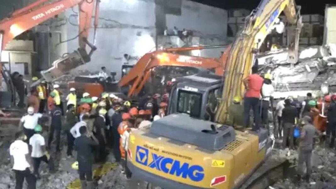 सूरत में ढही बहुमंजिला इमारत, 7 लोगों की मौत, रात भर चला रेस्क्यू ऑपरेशन