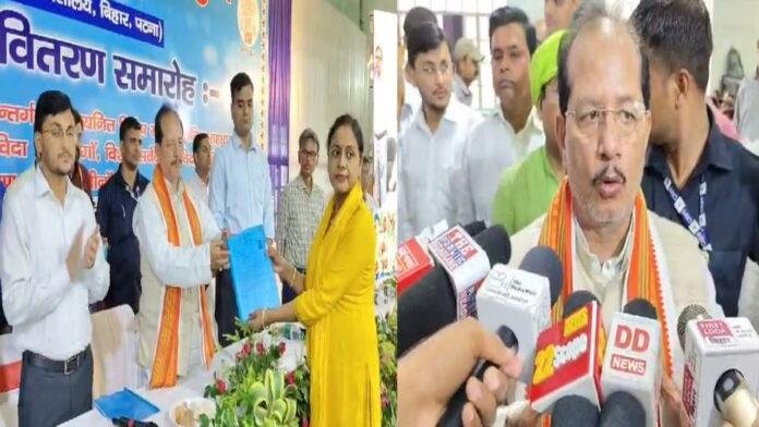 मुजफ्फरपुर में विजय सिन्हा ने बांटे नियुक्ति पत्र