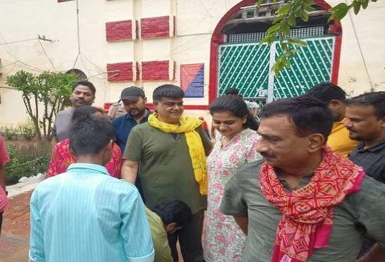 Political Message : उदयभान करवरिया की रिहाई के यूपी की सियासत में हैं बड़े गूढ़ मायने 2 22Scope News नैनी जेल से रिहा होने पर परिजनों से मिलते उदयभान करवरिया