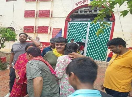 नैनी जेल से रिहा होने पर परिजनों से मिलते उदयभान करवरिया