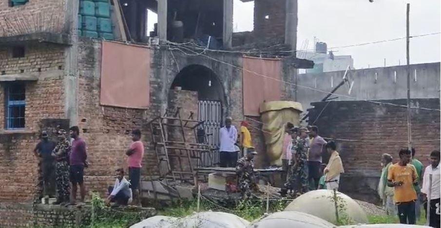 इसी मकान परिसर में हुई जीतन सहनी की हत्या, जांच में जुटी पुलिस