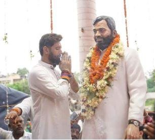 Bihar Politics : स्व. रामबिलास पासवान जयंती पर बोले चिराग - बिहार में फिर बनेगी एनडीए सरकार, पूरी मजबूती से चलेगी भी हाजीपुर सांसद सह केंद्रीय मंत्री चिराग़ पासवान अपने पिता दिवंगत रामविलास पासवान की आदमकाद प्रतिमा पर माल्यार्पण और पुष्प अर्पित कर आशीर्वाद लिया।
