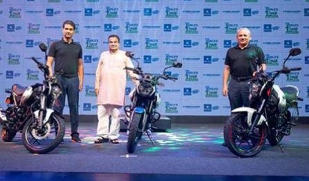 First CNG Bike : दुनिया की पहली सीएनजी बाइक लॉंच, केंद्रीय मंत्री नितिन गडकरी रहे मौजूद | 22Scope News लॉंचिंग कार्यक्रम में केंद्रीय सड़क परिवहन मंत्री नितिन गडकरी भी मंच पर मौजूद रहे और बजाज ऑटो के प्रबंध निदेशक राजीव बजाज के प्रयासों की सराहना की।