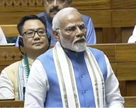 लोकसभा में राष्ट्रपति के अभिभाषण पर प्रधानमंत्री नरेंद्र मोदी के संबोधन के दौरान मंगलवार तीसरे पहर विपक्ष ने जोरदार हंगामा किया। संबोधन की शुरुआत होते ही विपक्ष के कई सांसद अपनी सीटों पर खड़े हो गए और नारेबाजी करने लगे।