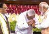 तीसरी बार पीएम बनने से ऐन पहले की एनडीए की बैठक में नरेंद्र मोदी से कुछ इस अंदाज में मिले थे सीएम नीतीश। आम बजट पेश होने के बाद से सीएम की यह अदा सुर्खियों में है।