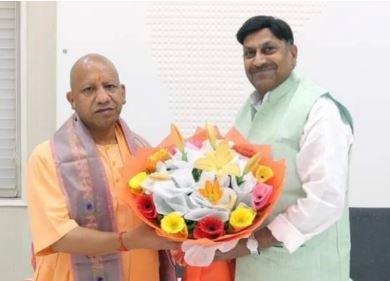 सीएम योगी संग भाजपा विधायक फतेह बहादुर सिंह