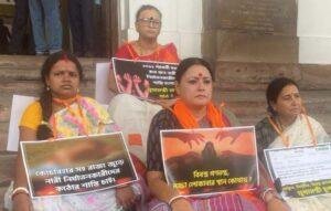 Couple Brutally Beaten Case : पश्चिम बंगाल की घटना पर गरमाई सियासत, आरोपी तृणमूल नेता जेसीबी गया सलाखों के पीछे पश्चिम बंगाल में भाजपा की महिला विधायकों ने प्रदेश भाजपा महिला मोर्चा नेत्री अग्निमित्रा पाल की अगुवाई में विधानसभा के सामने विरोध प्रदर्शन करते हुए धरना दिया।