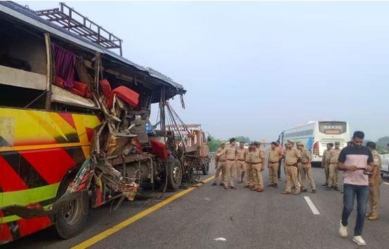 Tragic Accident : यूपी के उन्नाव के सड़क हादसे में मोतीहारी के एक ही परिवार के 6 समेत 18 की मौत, पीएम मोदी और सीएम योगी ने जताया दुख, सियासत शुरू हादसे में बिहार के मोतीहारी जिले के एक ही परिवार के छह लोगों के मरने की पुष्टि हुई है।