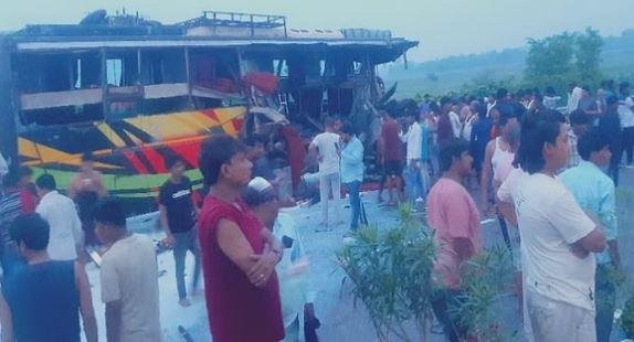 बिहार से मंगलवार को दिल्ली के रवाना हुई स्लीपर बस के यूपी के उन्नाव जिले में बुधवार तड़के करीब साढ़े पांच बजे लखनऊ-आगरा एक्सप्रेसवे पर दूध की टैंकर की जोरदार भिड़ंत हो गई।