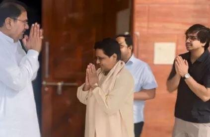New Political Alliance : यूपी से बाहर बसपा का ब़ड़ा दांव,हरियाणा में इनेलो से किया गठजोड़, अभय चौटाला सीएम फेस घोषित गठजोड़ की ओर से हरियाणा में होने वाले विधानसभा चुनाव के लिए इनेलो नेता अभय चौटाला को सीएम फेस घोषित कर दिया गया है।