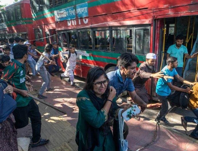 बांग्लादेश में आरक्षण के नाम पर हुए बवाल का दृश्य।