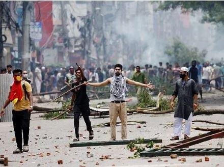 Violence In Bangladesh Update : बांग्लादेश में हिंसा से बिगड़े हालात, देखते ही गोली मारने का आदेश जारी, भारतीयों की सुरक्षित वापसी को बीएसएफ ने संभाला मोर्चा 2 22Scope News बांग्लादेश में आरक्षण के खिलाफ हिंसक प्रदर्शन का दृश्य