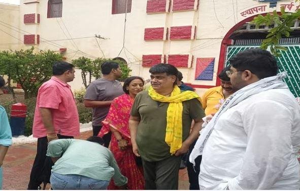 Important Development : अच्छे आचरण पर बाहुबली पूर्व विधायक करवरिया नैनी जेल से रिहा, डॉन अतीक भी खाता था खौफ, बढ़ी सियासी हलचल 2 22Scope News नैनी जेल के बाहर रिश्तेदारों से मिलते रिहा हुए पूर्व विधायक उदयभान करवरिया