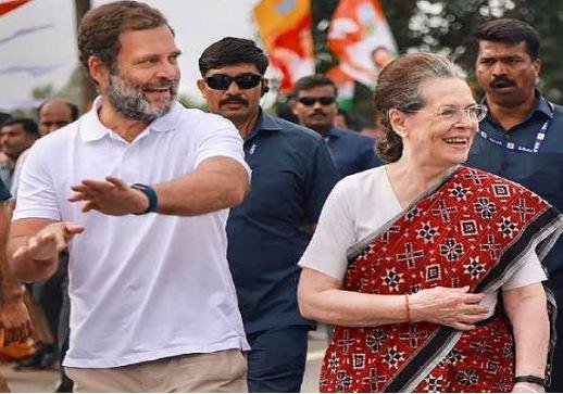 CPP Meeting : सोनिया गांधी का कांग्रेस सांसदों को संदेश – सियासी हवा हमारे पक्ष में, चार राज्यों में जीत को कसें कमर तो बदलेगी देश की सियासत | 22Scope News बेटे राहुल संग सोनिया गांधी की फाइल फोटो