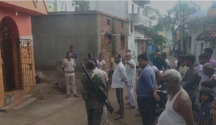 मंदिर में तोड़फोड़-min Breaking