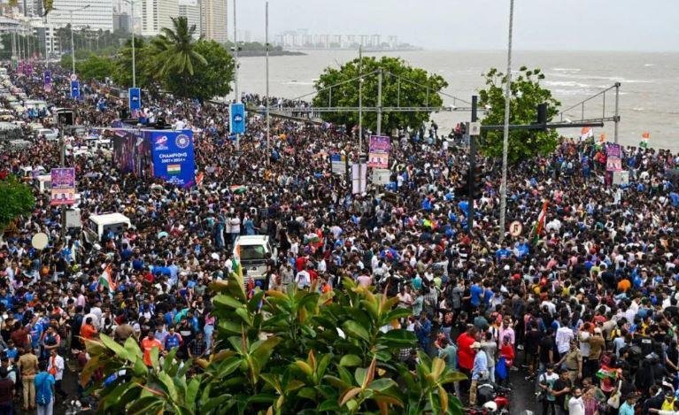 Welcome World Cop Winners Team India : टीम इंडिया की पीएम मोदी से मुलाकात के बाद इंदिरा गांधी की 1983 वर्ल्ड कप वाली तस्वीर भी हुई वायरल | 22Scope News कि टीम इंडिया की विक्ट्री परेड शुरू होने में देरी होनी तय है क्योंकि जिस ओपन बस में भारतीय खिलाड़ियों की ये परेड निकलनी है, वो फिलहाल ट्रैफिक जाम में फंसी हुई है क्योंकि मरीन ड्राइव से लेकर वानखेडे स्टेडियम तक फैंस की भीड़ जमा हो गई है।