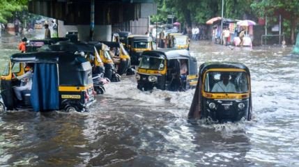 मुंबई सहित महाराष्ट्र के कई हिस्सों में भारी बारिश की चेतावनी, कई फ्लाइट्स डायवर्ट