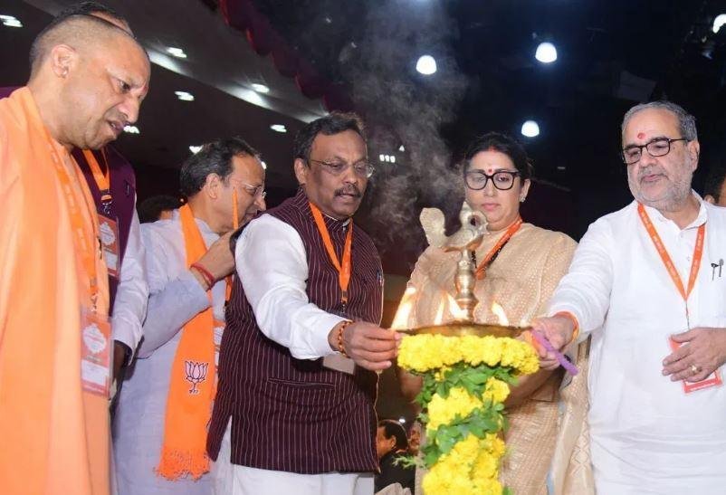 लखनऊ में युूपी भाजपा कार्यकारिणी की बैठक के शुभारंभ पर दीप प्रज्जवलित करते पार्टी पदाधिकारीगण।
