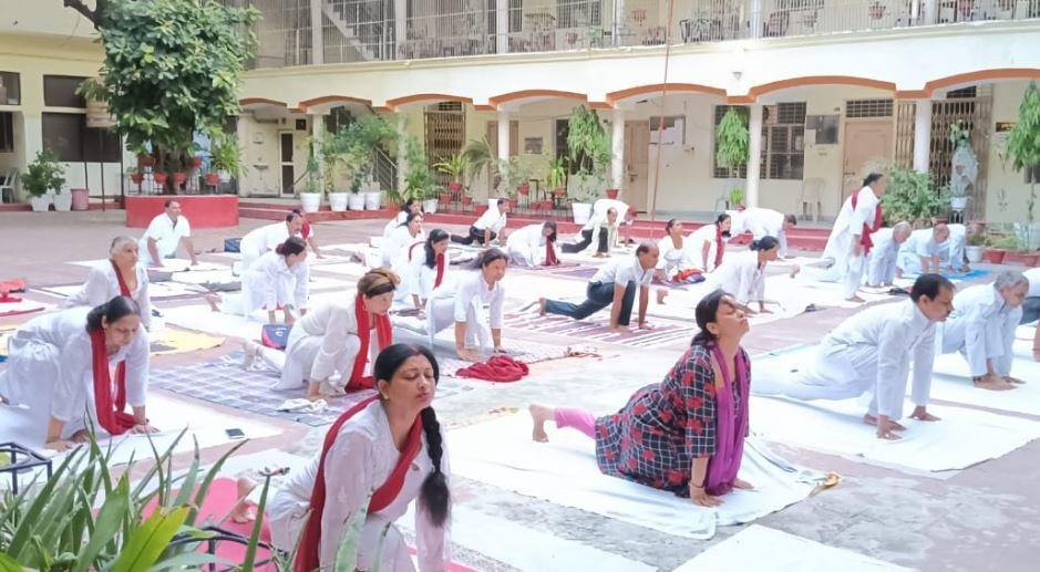 यूपी के शाहजहांपुर में प्रेरणा दिवस पर योगाभ्यास करते साधक।