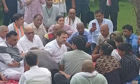 लोकसभा के नेता प्रतिपक्ष राहुल गांधी भी पीड़ितों से मिलने पहुंचे तो उनके सुर में भी मुआवजे की बात तो दिखी