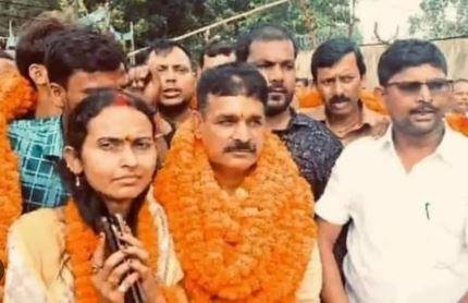 रूपौली उपचुनाव में जीत दर्ज करने वाले शंकर सिंह का स्वागत करती क्षेत्र की जनता।