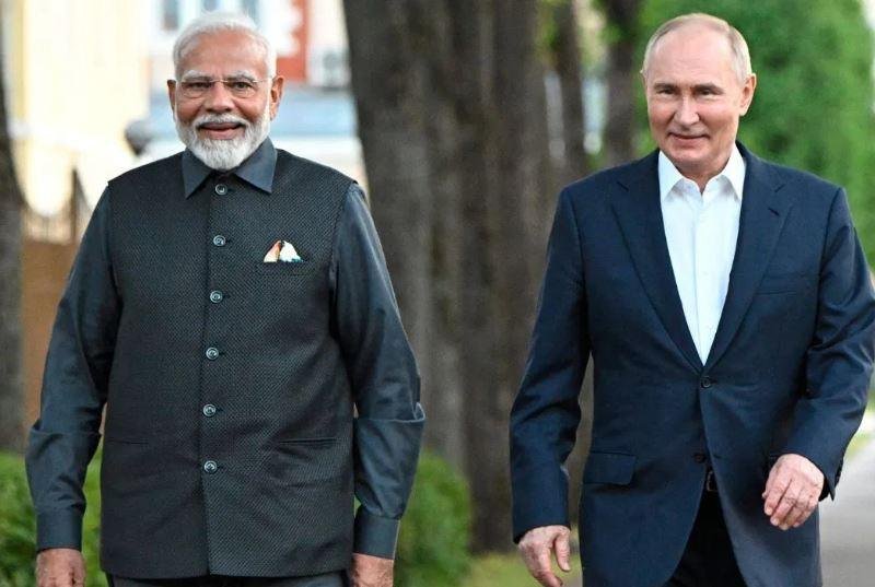 PM Modi In Russia : दुनिया को रूस से पीएम मोदी का कूटनीतिक संदेश - 'चुनौतियों को चुनौती देना तो मेरे तो डीएनए में है' 2 22Scope News पुतिन के निजी आवास पर दोनों नेताओं की मुलाकात हुई और दोनों के बीच चाय पर चर्चा हुई।