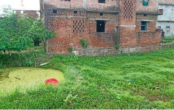 घटनास्थल के मिला लाल बक्सा।