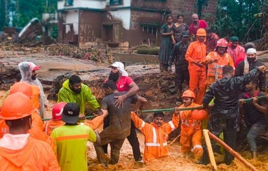 Landslide in Kerala : भूस्खलन से वायनाड में 63 की मौत और 100 से ज्यादा मलबे में दबे, रेस्क्यू ऑपरेशन में उतरी सेना, संसद में उठा त्रासदी का मुद्दा 2 वायनाड में हुए भूस्खलन के बाद जारी राहत और बचाव कार्य