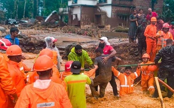 Landslide in Kerala - वायनाड में हुए भूस्खलन से आई आफत में फंसे लोगों के लिए बचाव में जुटी टीमें।