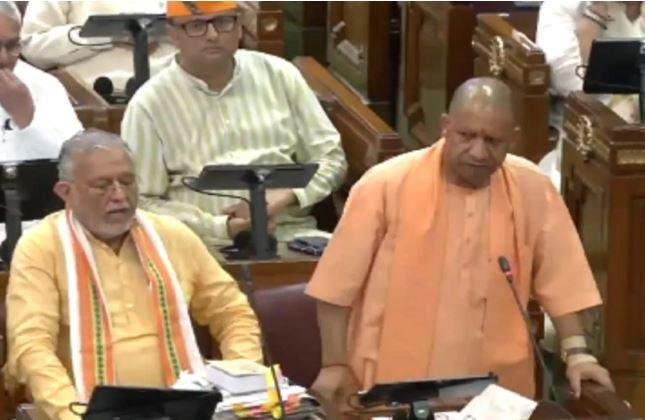 सीएम योगी का कड़ा फैसला, UP में अब लव जिहाद पर होगी ताउम्र जेल। | 22Scope News सोमवार को यूपी विधानसभा में बोलते सीएम योगी आदित्यनाथ