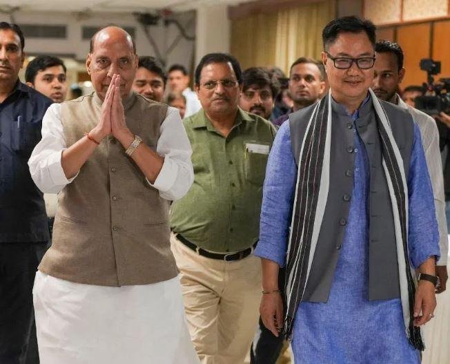 सर्वदलीय बैठक में भाग लेने जाते रक्षा मंत्री राजनाथ सिंह और संसदीय कार्य मंत्री किरण रिजजू