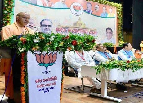 यूपी भाजपा ओबीसी मोर्चा की बैठक को संबोधित करते सीएम योगी।