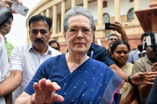 सोनिया गांधी-min बुधवार को कांग्रेस संसदीय दल की बैठक में जातीं सोनिया गांधी