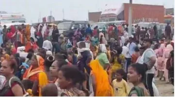 Stampede In Hathras : हाथरस जिला के सिकंदराराऊ कस्बे के पास एटा रोड पर स्थित गांव फुलरई में सत्संग के बाद मची भगदड़ का मुख्य कारण था कि बाबा के काफिले को निकालने के लिए श्रद्धालुओं की भीड़ को एक हिस्से से को रोका गया।