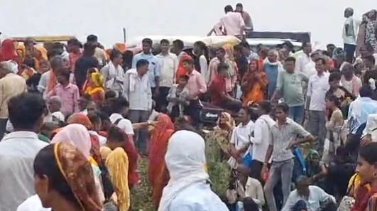 उत्तर प्रदेश के हाथरस में सत्संग के दौरान मची इस भगदड़ की घटना ने पूरे देश को हिलाकर रख दिया है। 