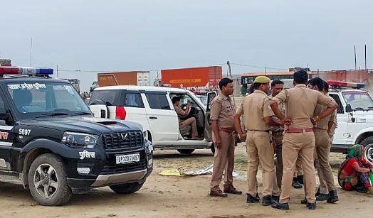 Hathras Stampede Update : हाथरस हादसे का शिकार हुए 16 जिलों के लोग, रूसी राष्ट्रपति पुतिन ने जताया दुख और भेजा शोक संदेश सीएम योगी ने कहा कि हादसे की जांच के लिए एडीजी आगरा की अगुवाई में एक कमेटी गठित की गई है। उसे घटना की तह तक जाने के लिए कहा गया है। आयोजकों को भी पूछताछ के लिए बुलाया जाएगा।