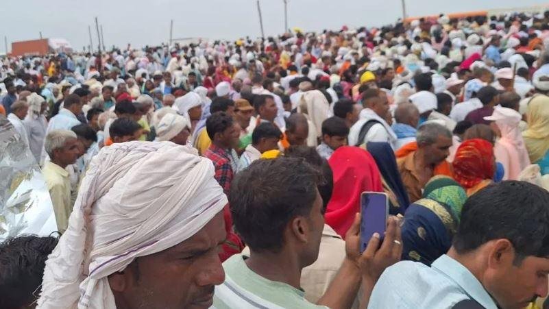 Hathras Stampede : बाबा के ब्लैक कमांडो के धक्के से मची थी भगदड़, नए कानूनों में एफआईआर दर्ज, घायलों से मिले सीएम योगी और बोले – नहीं बचेंगे दोषी एफआईआर के मुताबिक आयोजन में ढाई लाख लोग आए थे जबकि आयोजकों ने 80 हजार लोगों के कार्यक्रम की अनुमति ली थी।