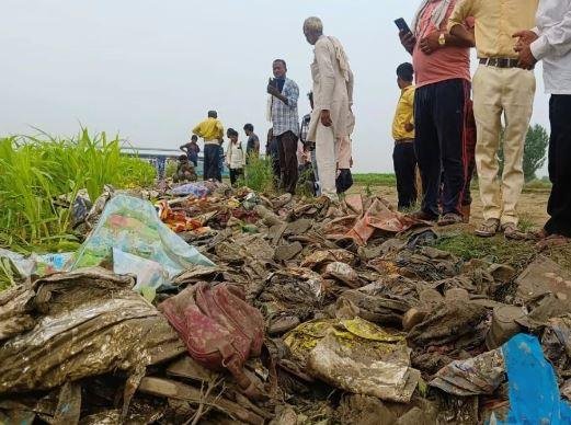Hathras Stampede Update भगदड़ में जान गंवाने वालों में से अब तक 19 शवों की पहचान नहीं हो सकी है। ताजा अपडेट जारी होने तक 102 शवों की पहचान कर ली गई है।