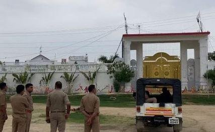 बसपा सुप्रीमो मायावती पहली राजनेता बन गई हैं, जिसने सूरजपाल जाटव उर्फ साकार हरि के खिलाफ बयान दिया है। 