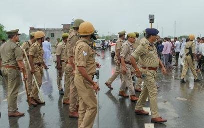 यूपी के हाथरस में बीते 2 जुलाई को हुए विभत्स हादसे की जांच में जुटीं विशेष पुलिस टीम के सदस्यों के हाथ बड़े ही चौंकाने वाले तथ्य हाथ लगे हैं।
