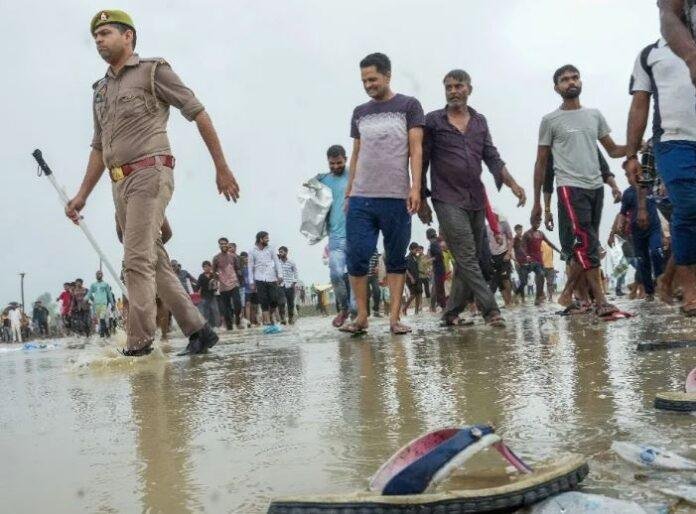 दिल दहलाने वाले हाथरस हादसे की जांच कर रही एसआईटी ने अपनी रिपोर्ट दाखिल कर दी है जिसमें भगदड़ को लापरवाही और बदइंतजामी का नतीजा बताया गया है।